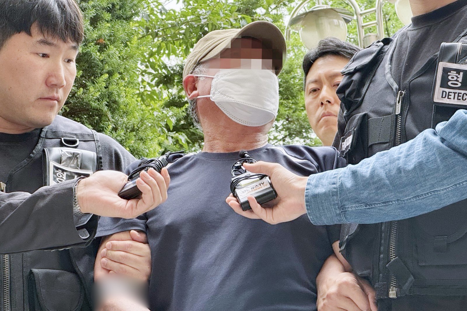 법원의 접근금지 명령 기간이 끝난 지 일주일 만에 아내를 찾아가 흉기로 살해한 혐의를 받는 60대 남성 A씨가 21일 오후 인천 미추홀구 인천지장법원에서 열린 영장실질심사에 출석하고 있다. A씨는 이날 죽은 아내에게 할말 없냐는 취재진의 질문에 “나는 잘했다고 여긴다＂면서 ＂한번 방문해주시면 내가 설명하겠다＂라고 답했다. 2025.6.21/뉴스1