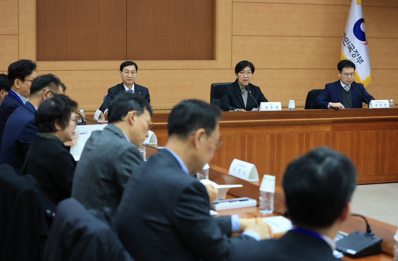 정은경 보건복지부 장관이 15일 서울 종로구 정부서울청사 별관 국제회의실에서 열린 제7차 국민연금기금운용위원회 회의에서 발언을 하고 있다. 2025.12.15/뉴스1