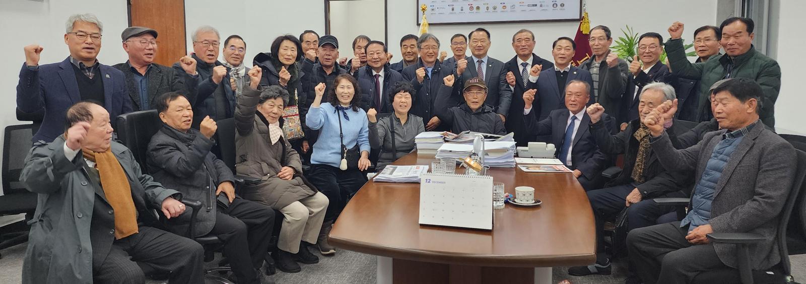 거창사건희생자유족회 회원들이 16일 서울 영등포구 국회를 방문해 배·보상 관련 특별법을 조속히 통과시켜 달라고 촉구하고 있다. 1951년 2월 9일부터 11일까지 3일 동안 양민이 국군에 의해 학살당한 거창사건 사망자와 유족에 대한 피해 배·보상 관련 법안은 16대 국회 이후 16건이 발의와 폐기를 반복했다. 거창군 제공