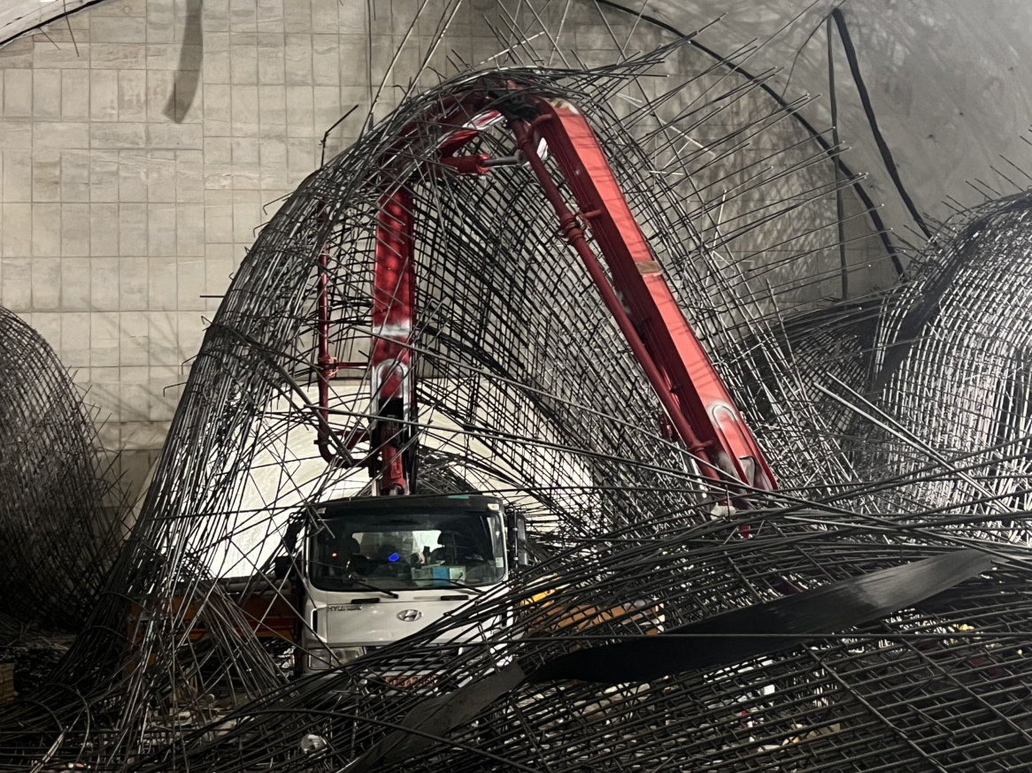 신안산선 지하공사 현장에서 다량의 철근이 낙하해 50대 작업자 1명이 심정지 상태에 빠지는 등 노동자들이 다치는 사고가 발생했다. 2025.12.18 뉴스1 (영등포소방서 제공)