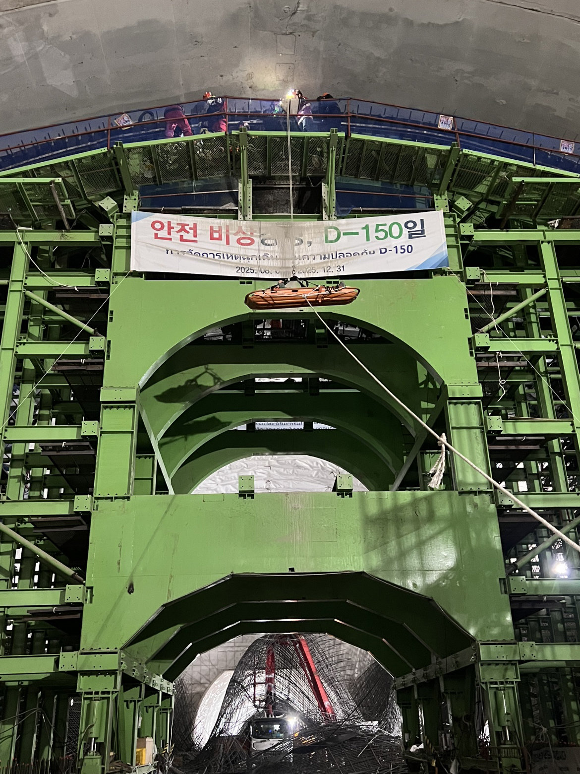 신안산선 지하공사 현장에서 다량의 철근이 낙하해 50대 작업자 1명이 심정지 상태에 빠지는 등 노동자들이 다치는 사고가 발생했다. 2025.12.18 뉴스1 (영등포소방서 제공)