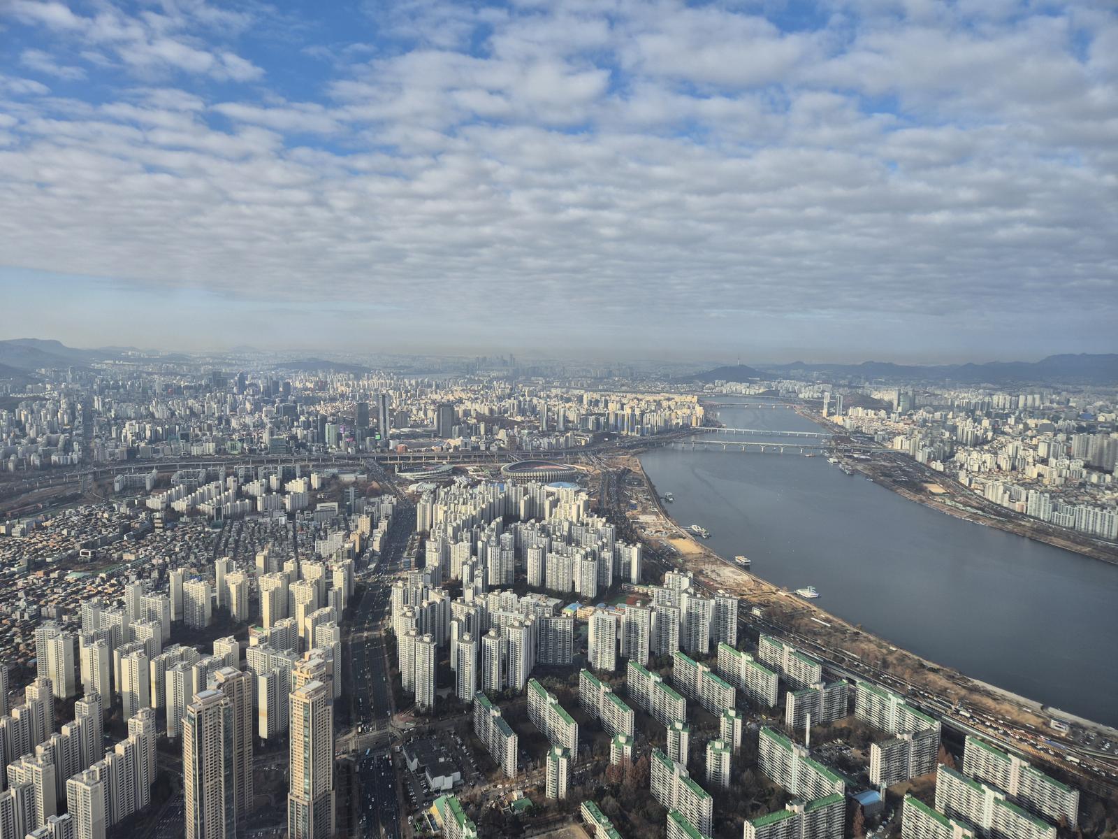 잠실 롯데타워에서 내려다본 서울시내 전경. 황소영 기자 fangso@donga.com