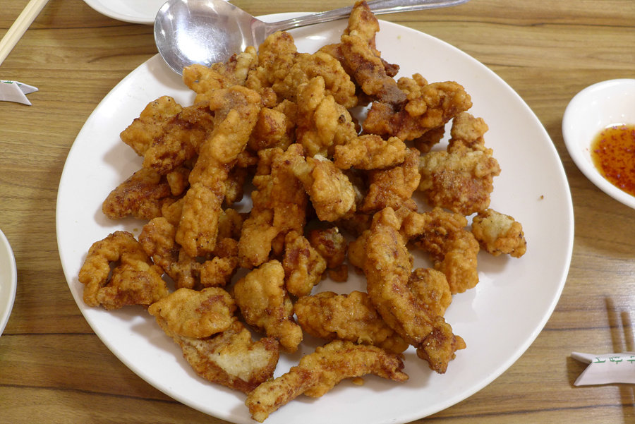 서울 종로구 당주동 ‘가봉루’의 고기튀김. 소(小)자는 2만2000원, 대(大)자는 3만3000원이다. 김도언 소설가 제공