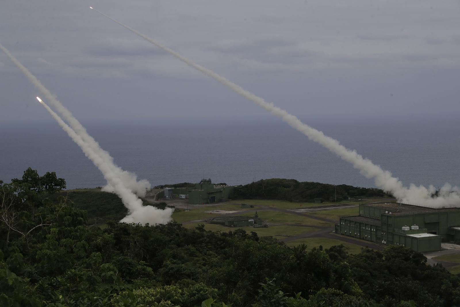 [핑퉁(대만)=AP/뉴시스]대만 남부 핑퉁현에서 12일 M142 고속기동성 포병로켓시스템(HIMARS)의 첫 실전 사격 훈련이 이뤄지고 있다. 2025.05.13.