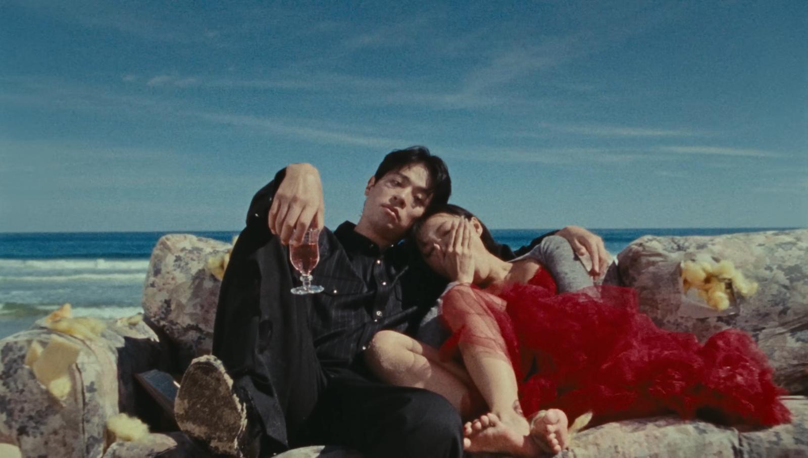 가수 화사가 노래한 ‘Good Goodbye’ 뮤직비디오 속 배우 박정민. 화사 유튜브 캡처