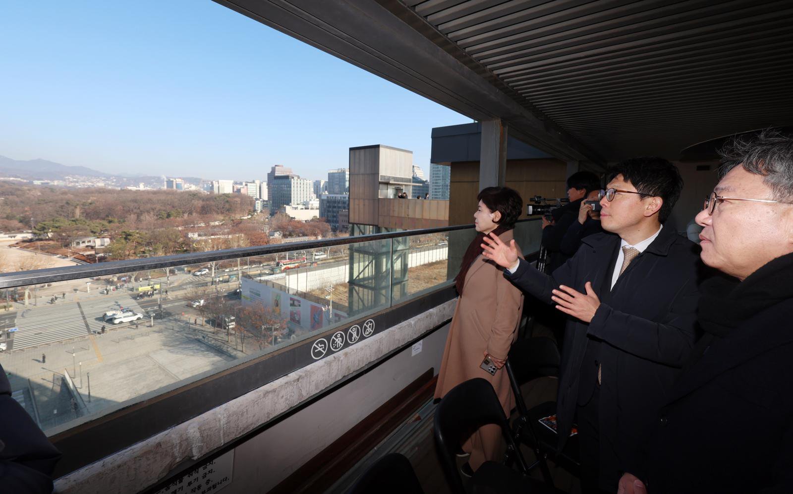 국민의힘 문화체육관광위원회 박정하(오른쪽) 간사를 비롯한 의원들과 김병민(오른쪽 두 번째) 서울시 정무부시장이 18일 서울 종로구 세운상가를 옥상을 방문해 종묘 일대와 세운4구역을 둘러보고 있다. 2025.12.18. 뉴시