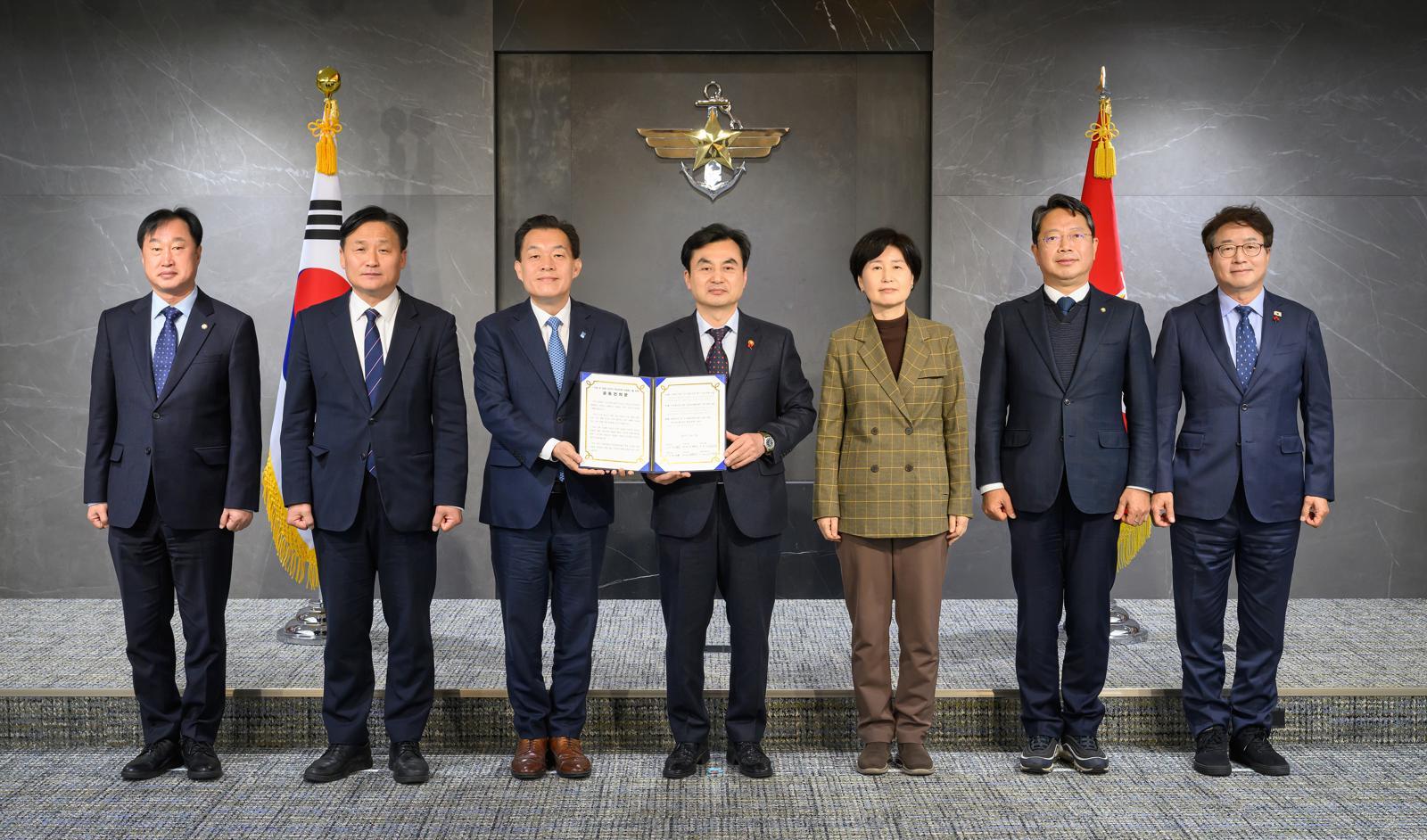 이재준 수원시장(왼쪽에서 세 번째)이 이달 8일 국방부를 찾아 안규백 국방부장관(〃 네 번째)과 면담한 뒤 ‘수원 군 공항 이전의 국가전략 사업화를 위한 공동 건의문’을 전달하고 있다. 수원시 제공