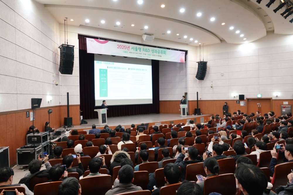 박현해 SBA 기술혁신팀장이 2025년 서울형 R&D 지원사업 경과 및 2026년 추진 계획을 설명하고 있다 / 출처=IT동아