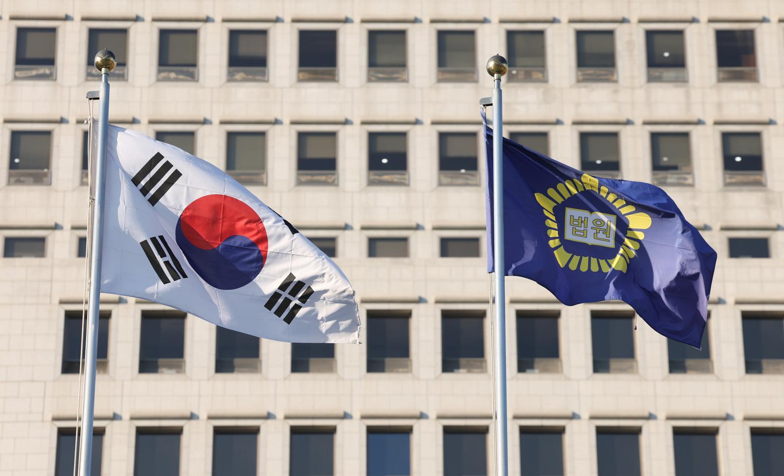 대법원은 18일 형법상 내란·외환의 죄, 군형법상 반란의 죄에 대한 사건의 국가적 중요성, 신속 처리 필요성을 감안해 대상 사건만을 전담해 집중 심리하는 전담재판부를 설치하기로 했다. 사진은 이날 서울 서초구 대법원의 모습. 2025.12.18/뉴스1