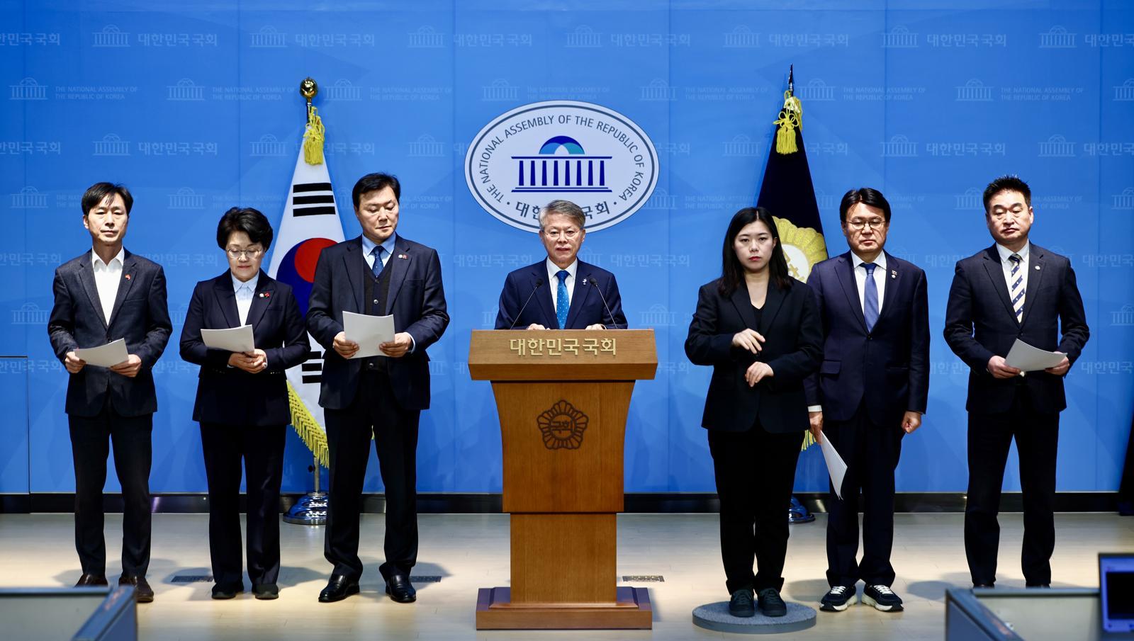 민형배 국회 공정사회포럼 대표가 18일 오전 서울 여의도 국회 소통관에서 조희대 사법부 규탄 기자회견을 하고 있다. 2025.12.18. 뉴시스