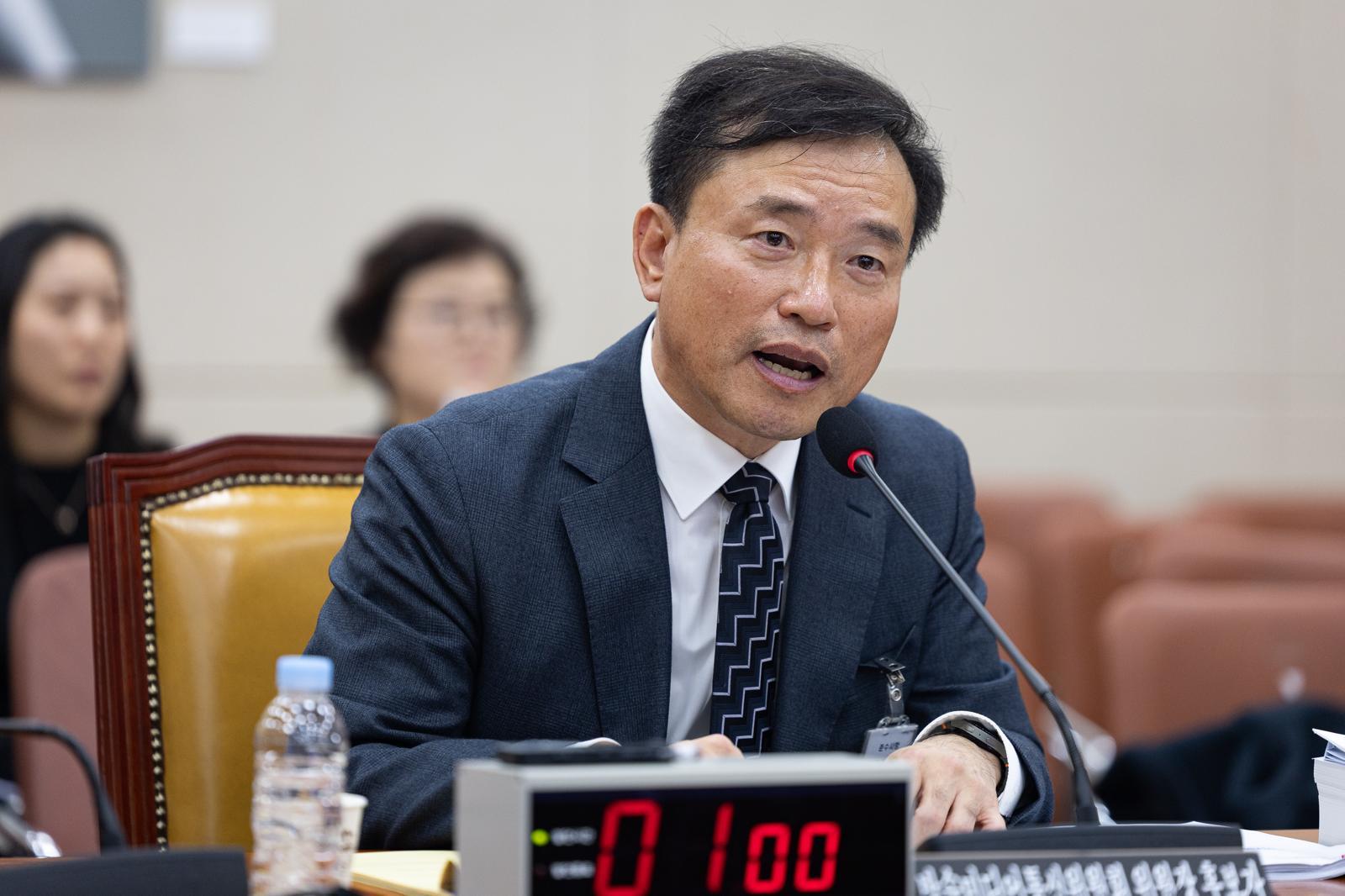 김종철 방송미디어통신위원회 위원장 후보자가 16일 서울 여의도 국회에서 열린 인사청문회에서 의원 질의에 답하고 있다. 2025.12.16/뉴스1