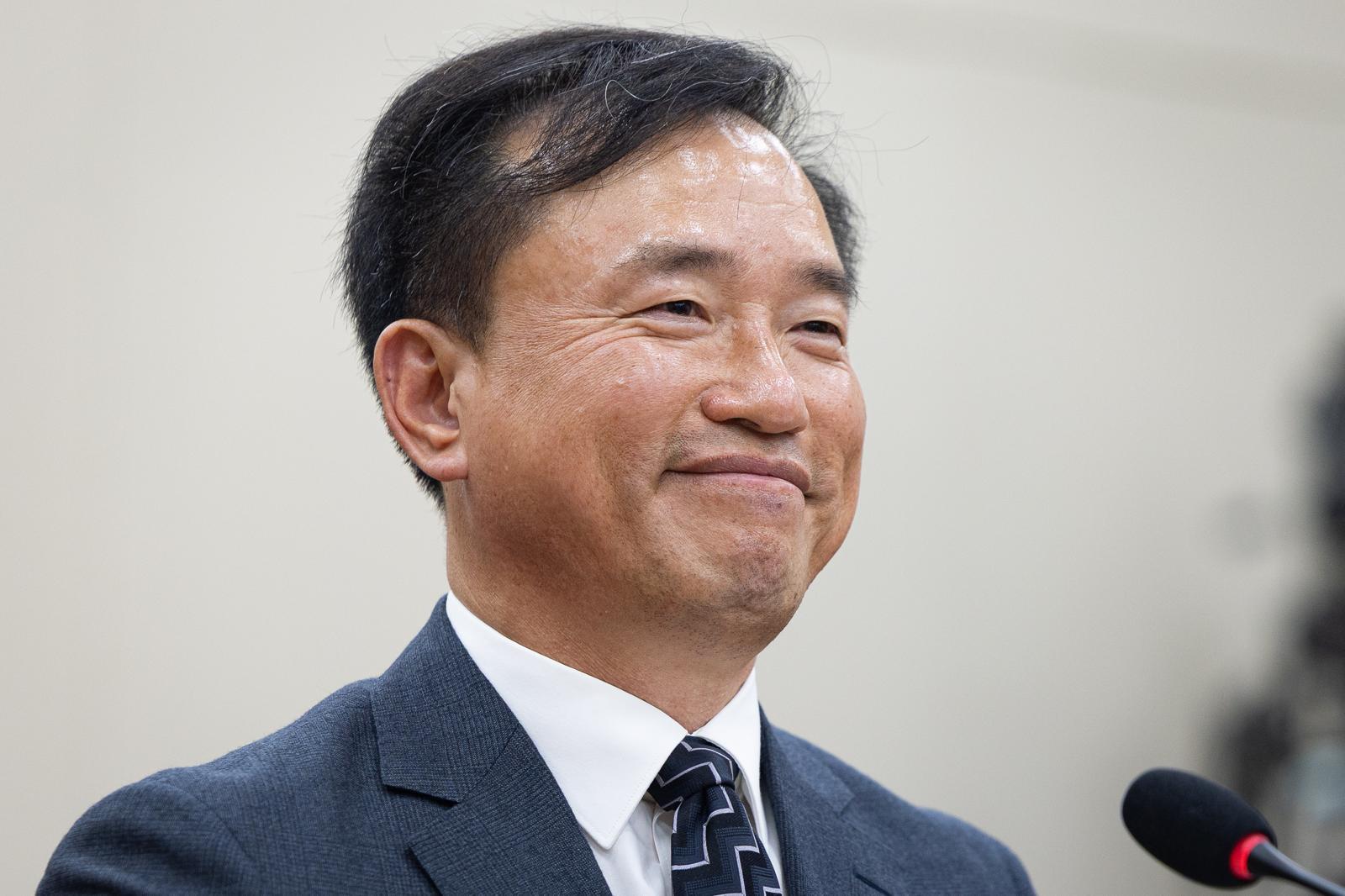 지난 16일 서울 여의도 국회에서 열린 인사청문회 당시 김종철 방송미디어통신위원회 위원장 후보자가 미소 짓고 있다. 2025.12.16/뉴스1