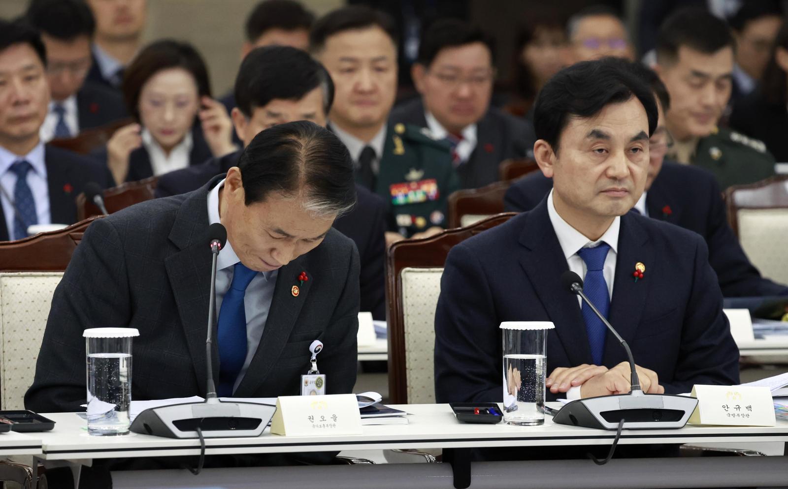 권오을 국가보훈부 장관(왼쪽)이 18일 서울 용산구 국방부에서 열린 국방부·국가보훈부 업무보고에서 업무보고를 마친 뒤 인사하고 있다. 이재명 대통령은 고(故) 박진경 대령에 대해 “유족들 입장에선 매우 분개하고 있는 거 같다”며 국가유공자 등록 취소 검토를 재차 주문했고, 권 장관은 “결자해지로 보훈부에서 책임지고 절차에 따라 처리하겠다”고 했다. 오른쪽은 안규백 국방부 장관. 뉴시스