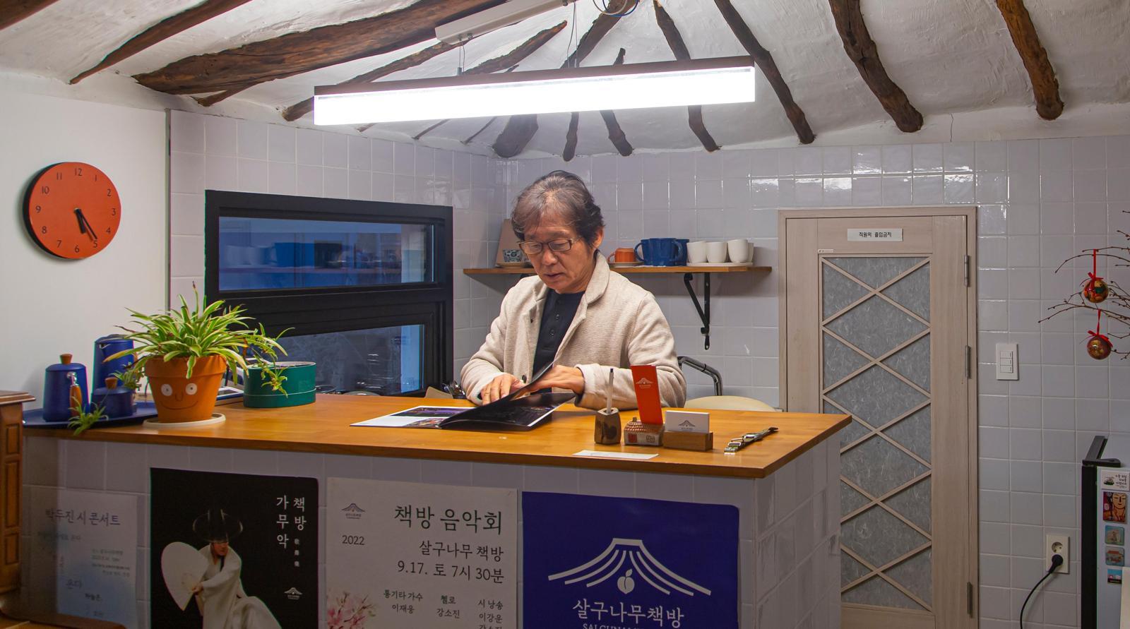 경기 안성시 금광면 살구나무책방 내부 모습. 이곳은 4년 전 폐가였던 공간을 개조해 만든 작은 서점이다. 옛집의 서까래와 구조를 최대한 살려 인위적인 장식을 덜어낸 것이 특징이다.
경기관광공사 제공