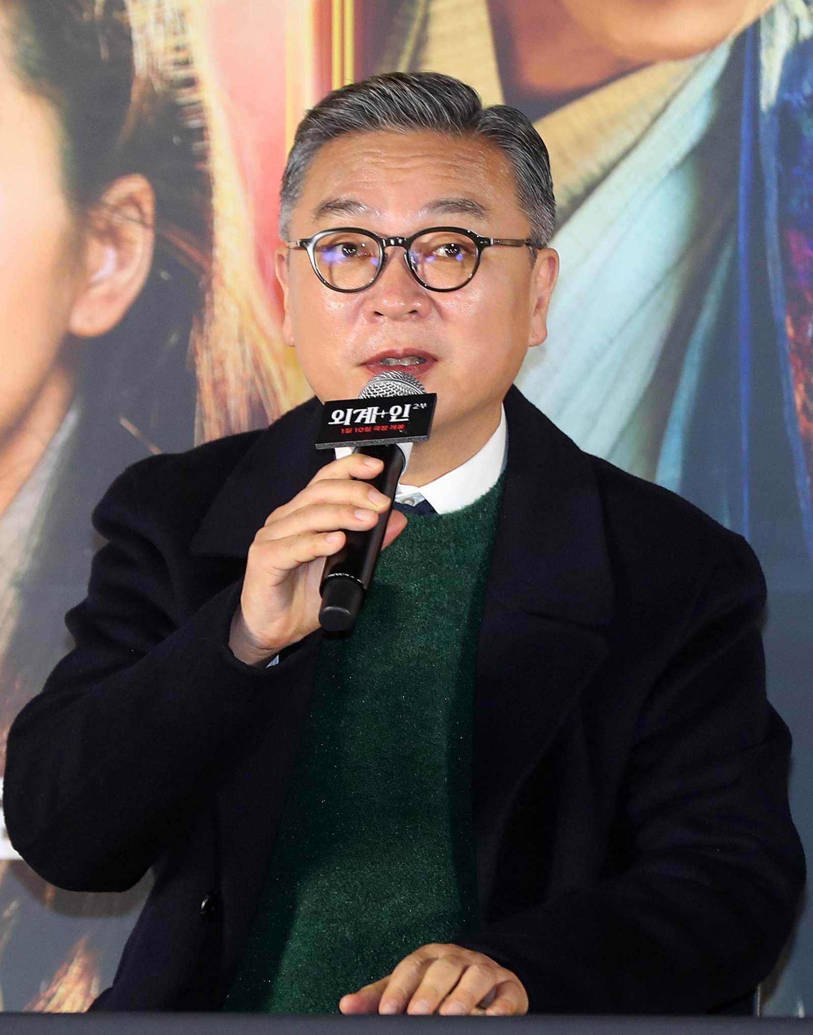 배우 김의성이 3일 오후 서울 용산구 CGV 용산아이파크몰에서 열린 영화 ‘외계+인’ 2부(감독 최동훈) 언론시사회에서 인사말을 하고 있다. 2024.01.03. 뉴시스