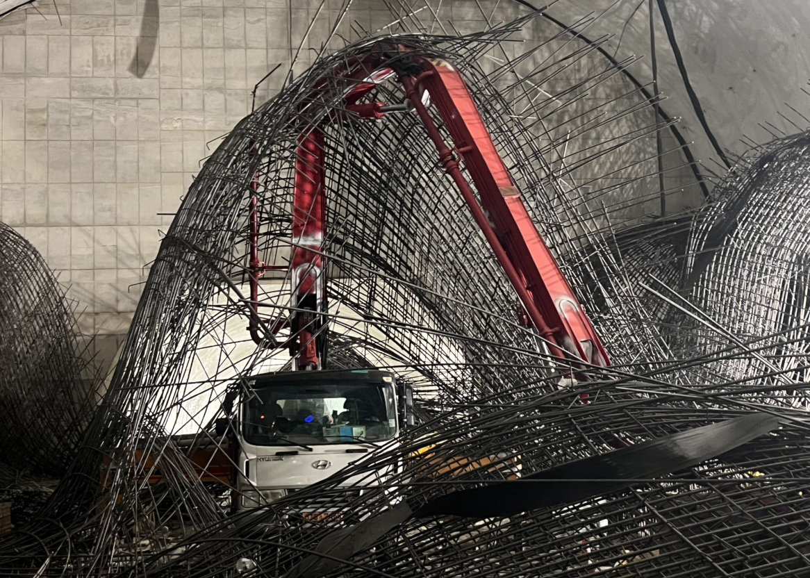 18일 오후 서울 영등포구 여의도역 신안산선 공사현장 지하 70m 지점에서 철근이 무너져 있다. 이 사고로 매몰된 50대 남성이 사망했다. 2025.12.18. 서울소방재난본부 제공