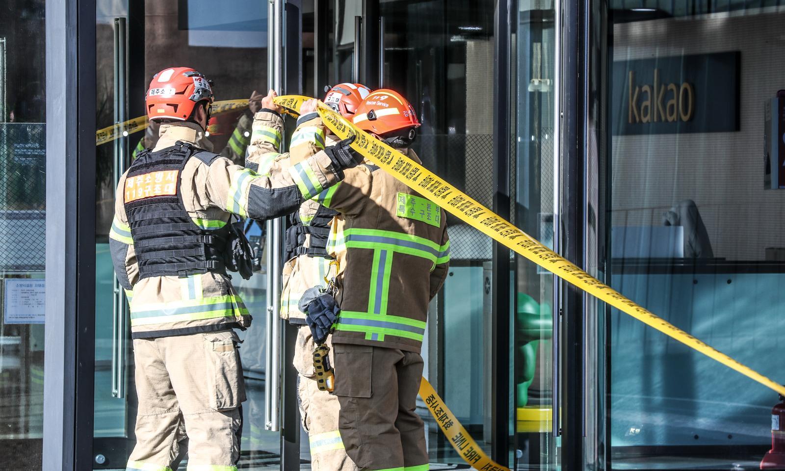 18일 오전 제주시 영평동 카카오 본사에 폭발물이 설치됐다는 신고가 접수돼 경찰과 소방, 군부대가 출동해 시설물을 수색하고 있다. 앞서 지난 15일에는 경기 성남시 분당구에 있는 카카오 사옥을 폭파하겠다는 협박 신고가 접수돼 경찰과 군이 수색에 나섰고, 카카오 모든 직원이 재택근무로 전환한 바 있다. 2025.12.18. 뉴시스