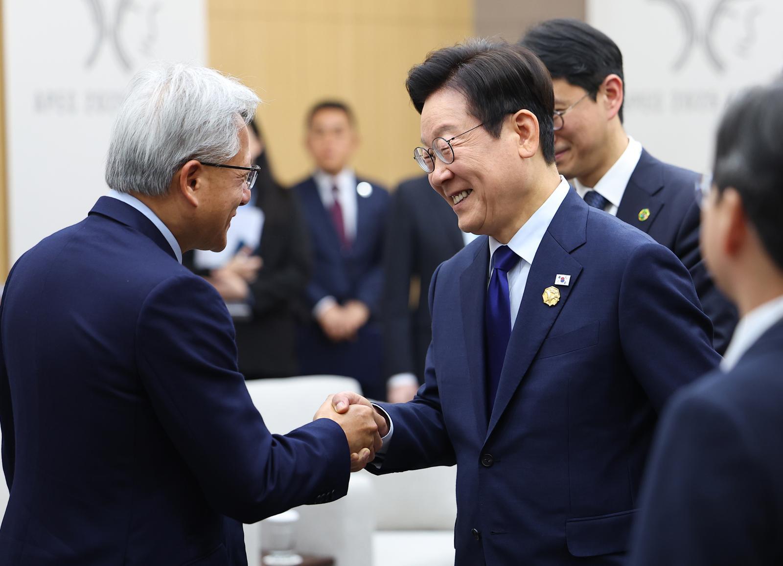 이재명 대통령이 31일 APEC 정상회의 장소인 경북 경주화백컨벤션센터(HICO)에서 젠슨 황 엔비디아 최고경영자(CEO)와 악수하고 있다. 2025.10.31. 대통령실사진기자단