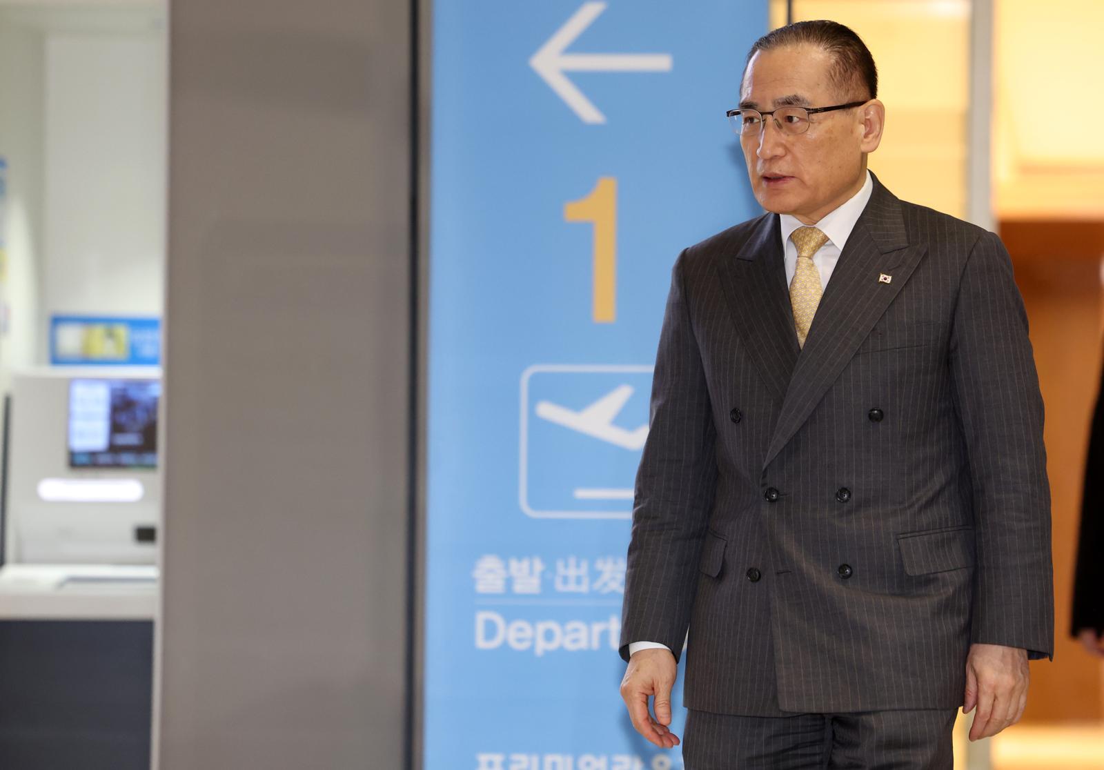 위성락 국가안보실장이 미국 트럼프 행정부와 한미 정상회담 후속 조치와 대북 공조 등을 논의하기 위해 16일 오전 인천국제공항 제2여객터미널을 통해 미국 워싱턴 D.C. 로 출국하고 있다. 2025.12.16. 뉴시스