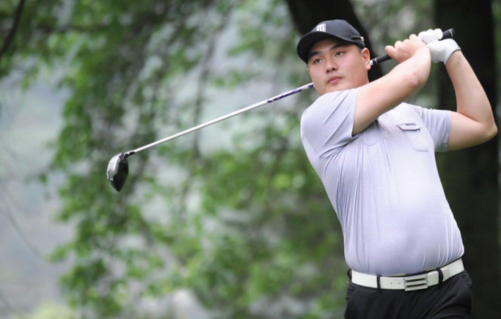 서른 살이 되는 내년 한국프로골프(KPGA)투어에 데뷔하는 ‘늦깎이’ 문준혁은 어릴 적부터 우상이던 ‘탱크’ 최경주처럼 다른 사람들에게 꿈을 주는 골퍼가 되는 게 목표다. 문준혁은 “2024년 최경주 프로님이 최고령 우승 기록을 쓴 SK텔레콤오픈에서 우승하고 싶다”고 말했다. 문준혁 제공