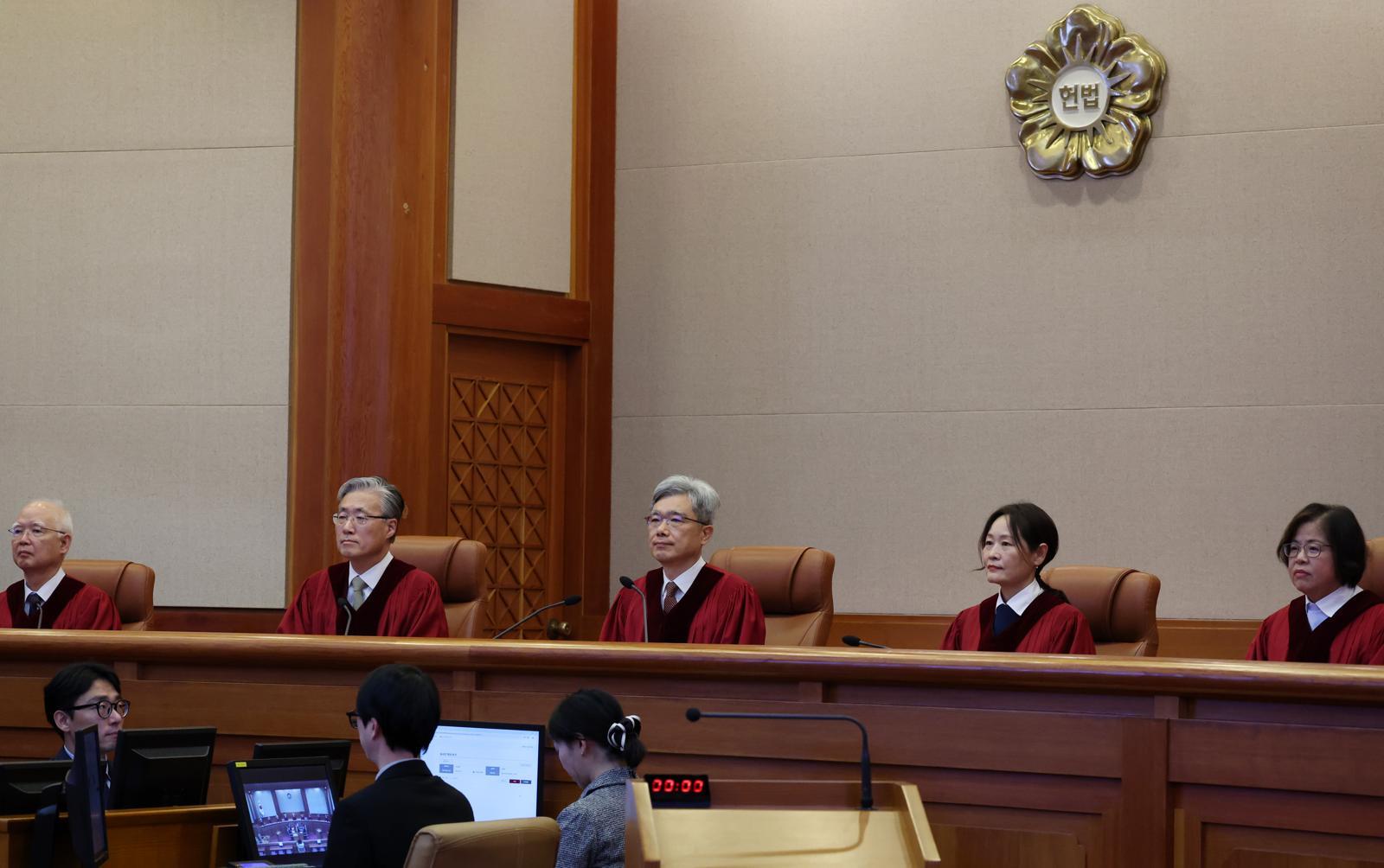 김상환(가운데) 헌법재판소장과 헌법재판관들이 18일 오후 서울 종로구 헌법재판소 대심판정에서 열린 조지호 경찰청장 탄핵심판 사건 선고기일에 자리하고 있다. 헌법재판소는 조 청장의 탄핵심판에 대해 재판관 9명 전원일치 의견으로 파면 결정했다. 국회가 탄핵소추안을 가결한 지 371일만의 일이다. 2025.12.18. 뉴시스