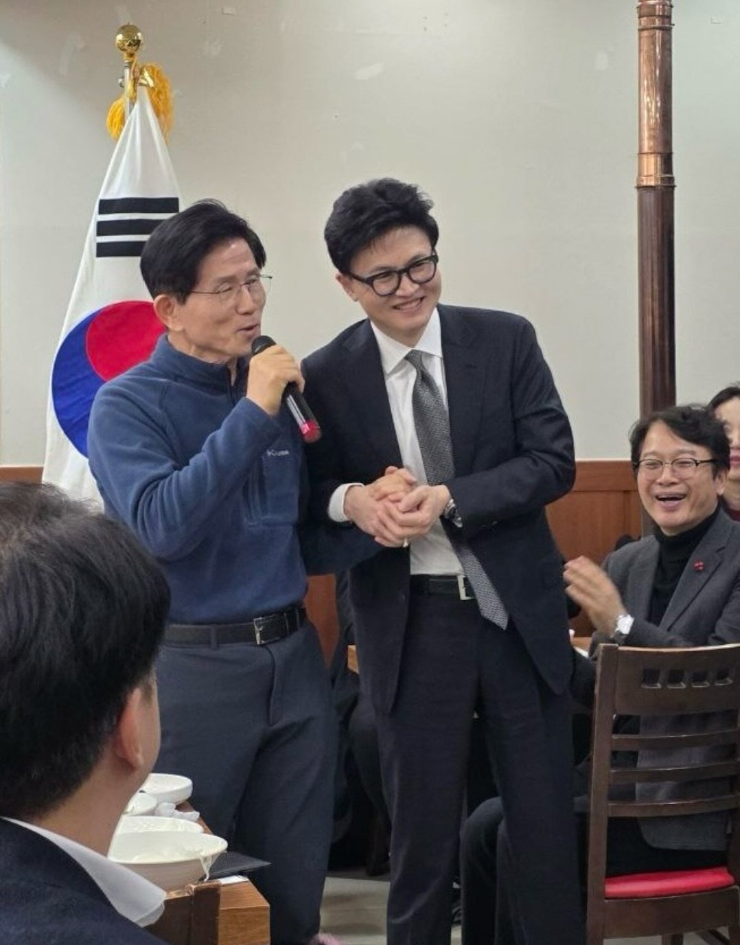 김문수 전 고용노동부 장관과 한동훈 전 국민의힘 대표가 지난 17일 국민의힘 수도권 전·현직 당협위원장 모임인 ‘이오회’에 참석해 손을 잡고 있다. (사진 = 한동훈 인스타그램 캡처) 2025.12.17. 뉴시스