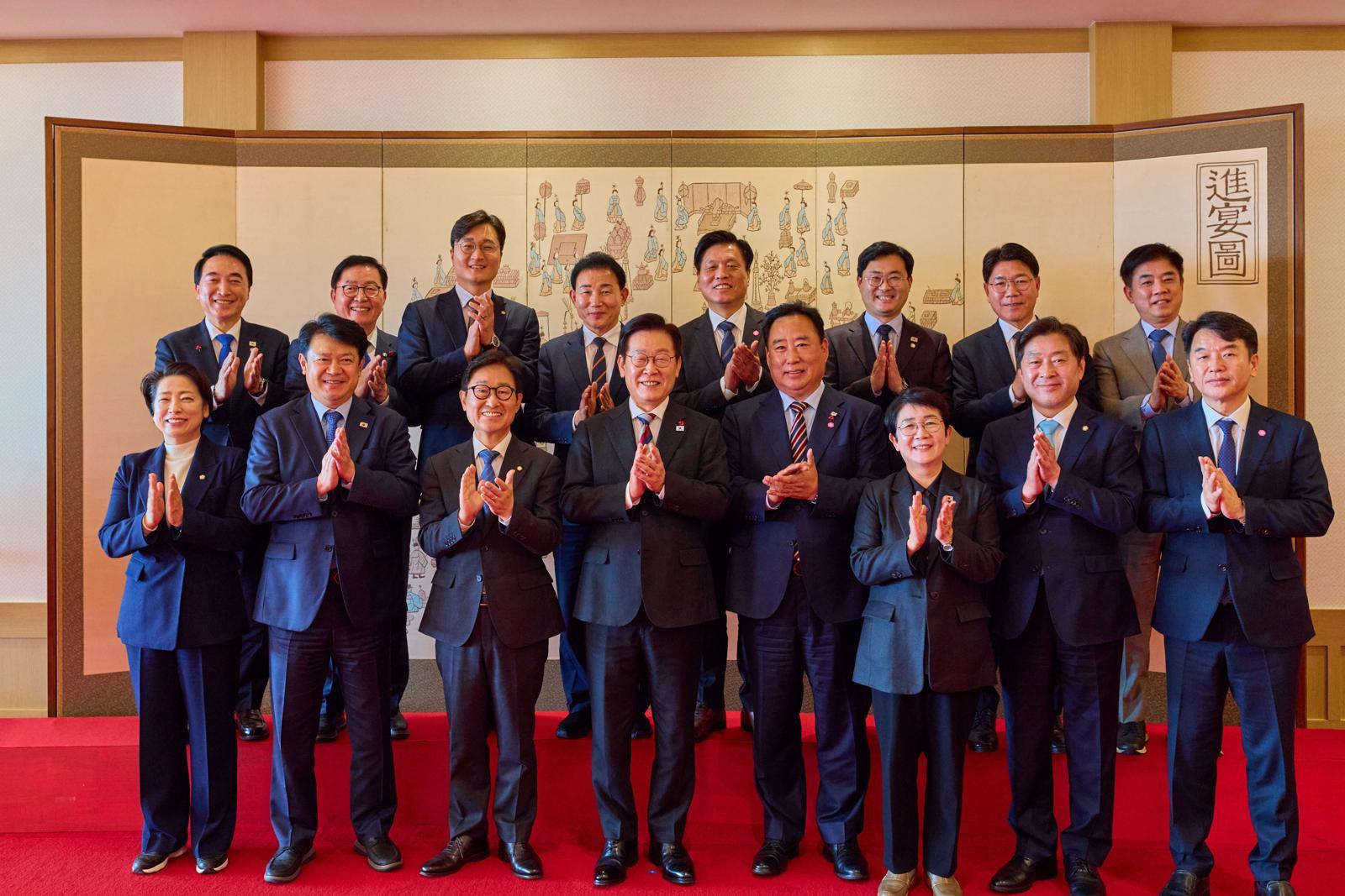 이재명 대통령이 18일 서울 용산 대통령실에서 열린 더불어민주당 대전-충남 국회의원 초청 오찬 간담회에서 참석자들과 기념촬영을 하고 있다. 2025.12.18. 대통령실 제공