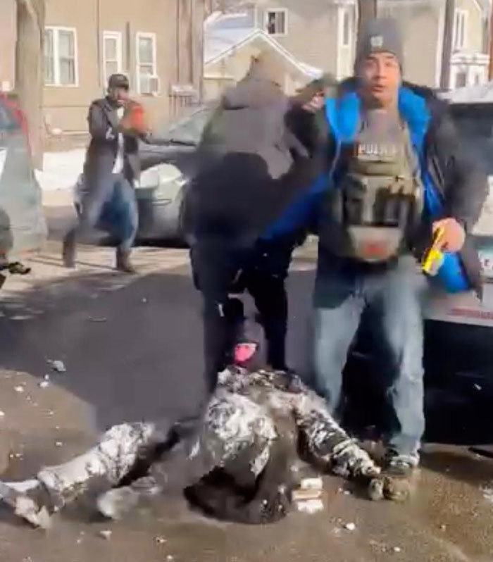 불법이민자 거칠게 연행 15일 미국 북부 미네소타주 미니애폴리스에서 이민세관단속국(ICE) 요원들이 불법 이민자로 추정되는 사람을 땅바닥에서 질질 끌며 연행하고 있다. 미니애폴리스=AP 뉴시스