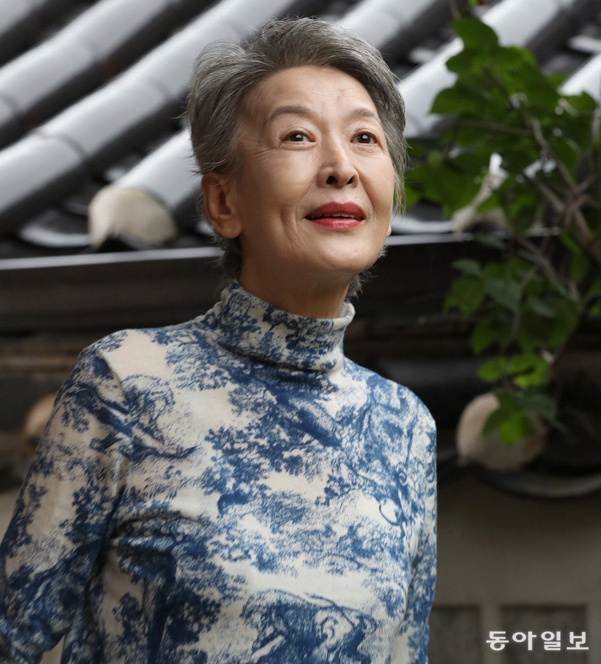 2023년 9월 서울 종로구의 자택에서 만난 배우 윤석화 씨는 “인생의 수많은 변곡점 가운데 나를 키운 건 기쁨이 아닌 고난의 순간이었다. 그 앞에서 굴복하지 않은 게 윤석화”라고 말했다. 이훈구 기자 ufo@donga.com