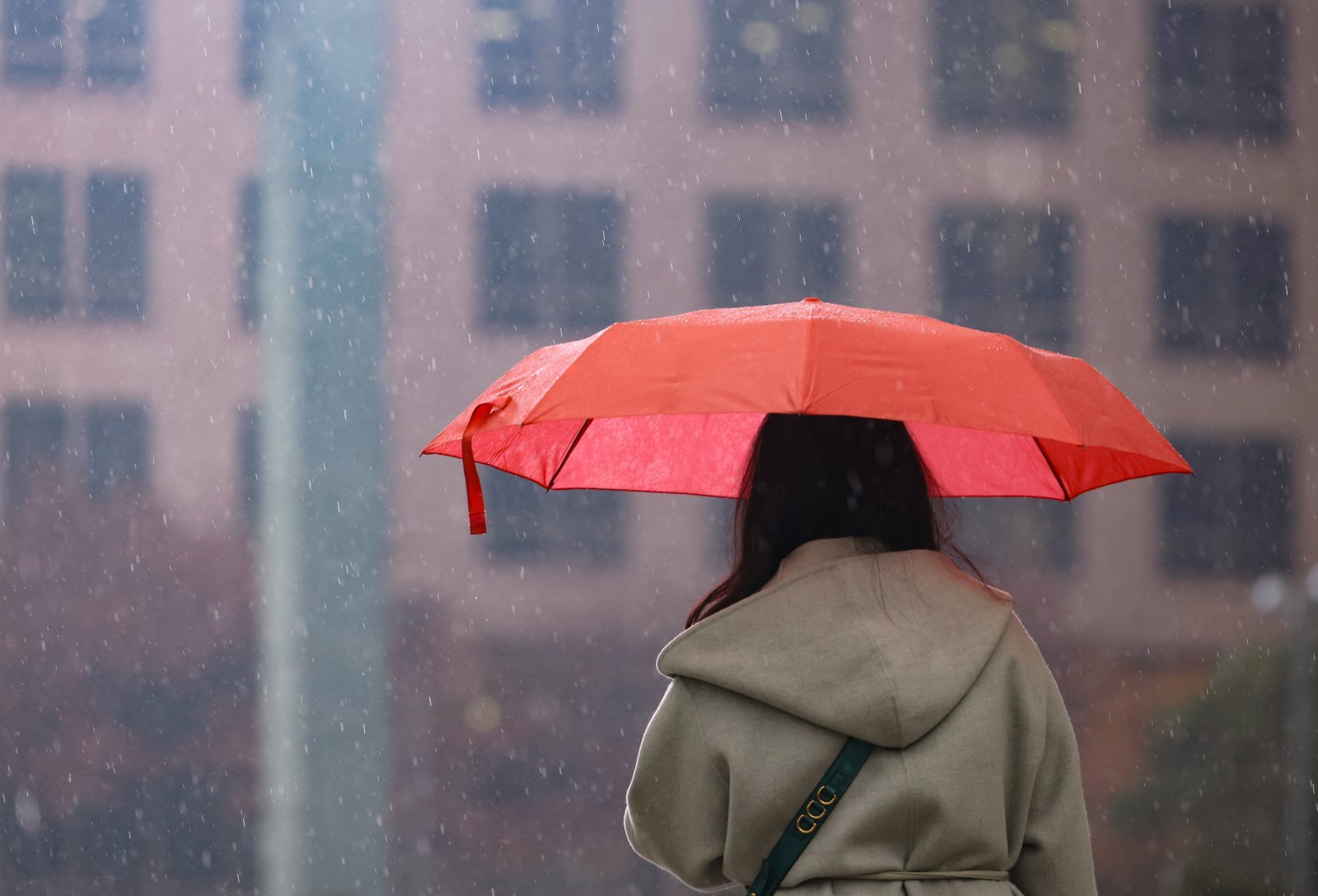 황사비가 내린 25일 오전 서울 중구 세종대로에서 우산을 쓴 시민들이 발걸음을 재촉하고 있다. 2025.11.25 [서울=뉴시스]