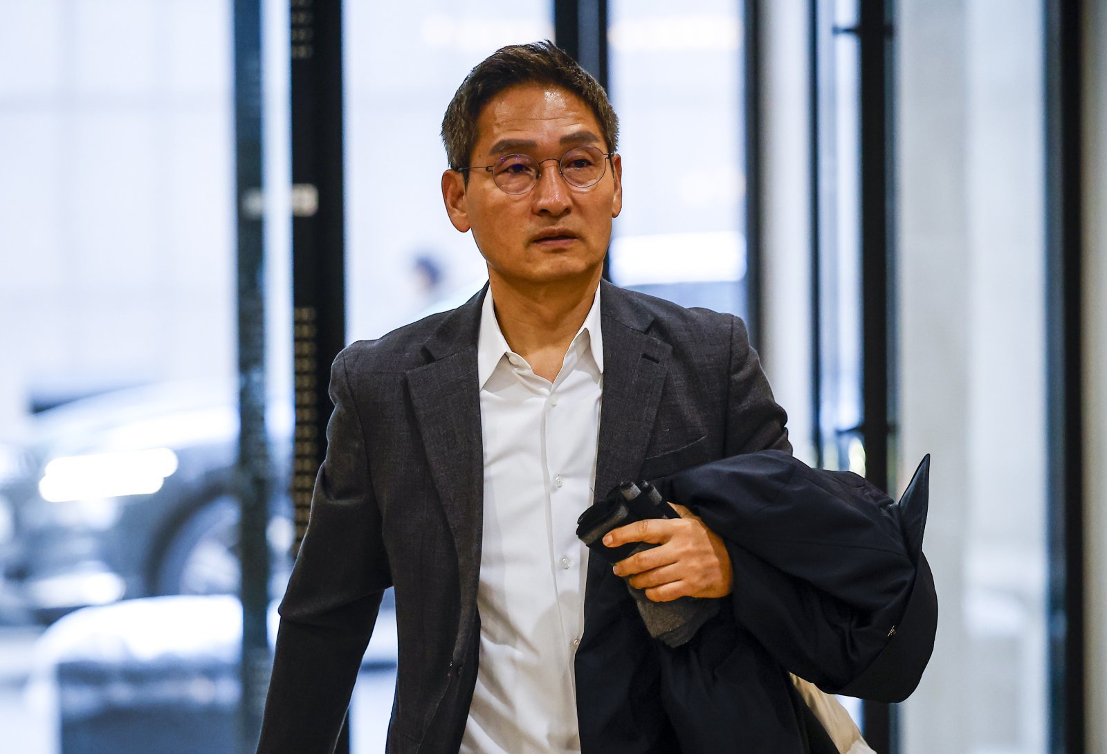 안권섭 특별검사가 8일 서울 서초구 관봉권 띠지 폐기 의혹 및 쿠팡 퇴직금 불기소 외압 의혹 진상규명을 위한 특검 사무실로 출근하고 있다. 2025.12.08. 서울=뉴시스