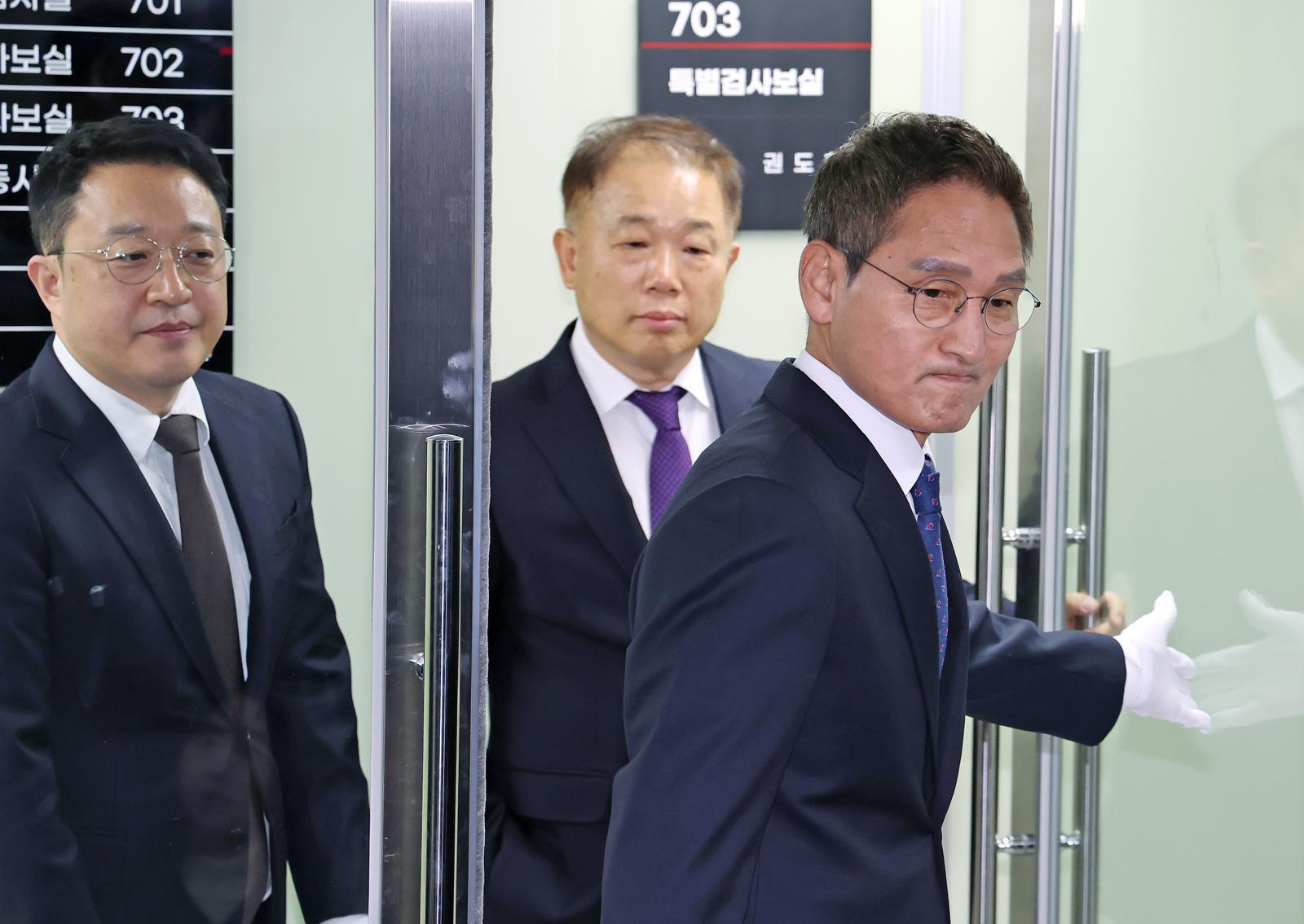 ‘관봉권 띠지 폐기 의혹’과 ‘쿠팡 퇴직금 불기소 외압 의혹’을 수사하는 안권섭 특별검사(오른쪽)가 6일 서울 서초구에 마련된 특검 사무실에서 열린 현판식을 마친 뒤 사무실로 들어가고 있다. 2025.12.6/뉴스1