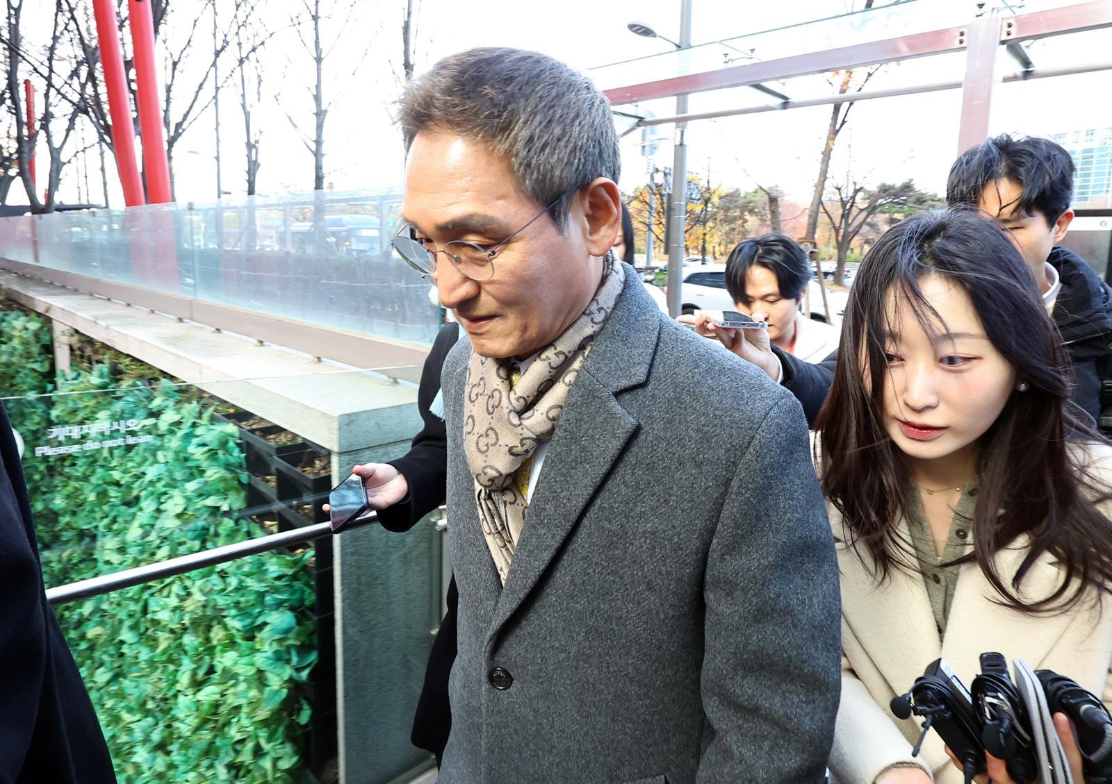 관봉권 띠지 폐기 의혹과 쿠팡 퇴직금 불기소 외압 의혹 진상 규명을 위한 특검(상설특별검사)에 임명된 안권섭 변호사가 서울 여의도 사무실로 출근하며 취재진의 질문에 답하고 있다. 2025.11.17. 뉴시스