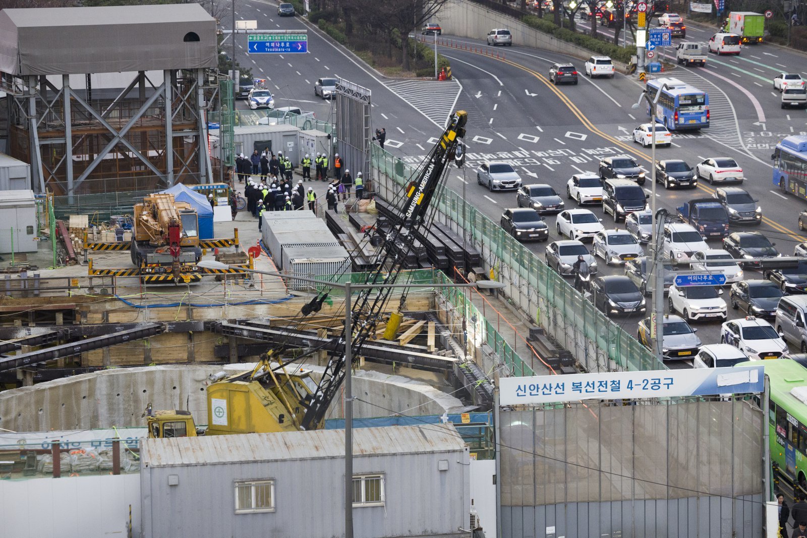 서울 여의도역 신안산선 공사현장에서 철근이 무너져 내린 사고가 발생한 18일 서울 여의도 신안산선 공사현장에서 관계자들이 현장을 살펴보고 있다.   이날 여의도역 2번 출구 옆 신안산선 복선전철 4-2공구 지하 70m에 위치한 터널 공사 현장에서 작업자 7명 중 3명이 부상을 입었다. 50대 작업자 A씨는 터널 상단 약 16m 높이에서 낙하한 40m 길이의 철근망에 부상을 입고 심정지 상태로 이송됐으나 사망했다. 2025.12.18 뉴시스