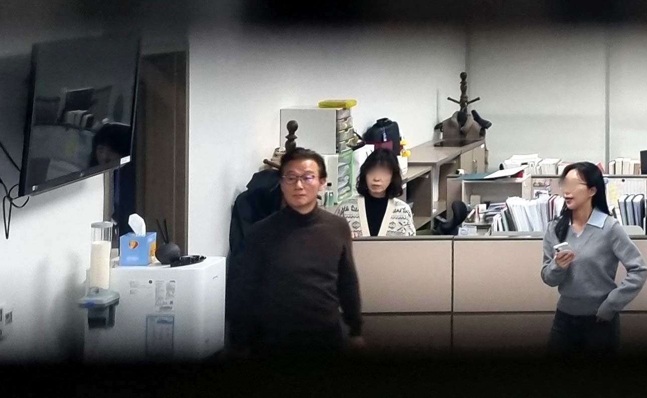 통일교 금품 수수 의혹을 받는 전재수 전 해양수산부 장관이 15일 서울 여의도 국회 의원회관 내 자신의 사무실에서 경찰의 압수수색을 지켜보고 있다. 2025.12.15. 뉴시스