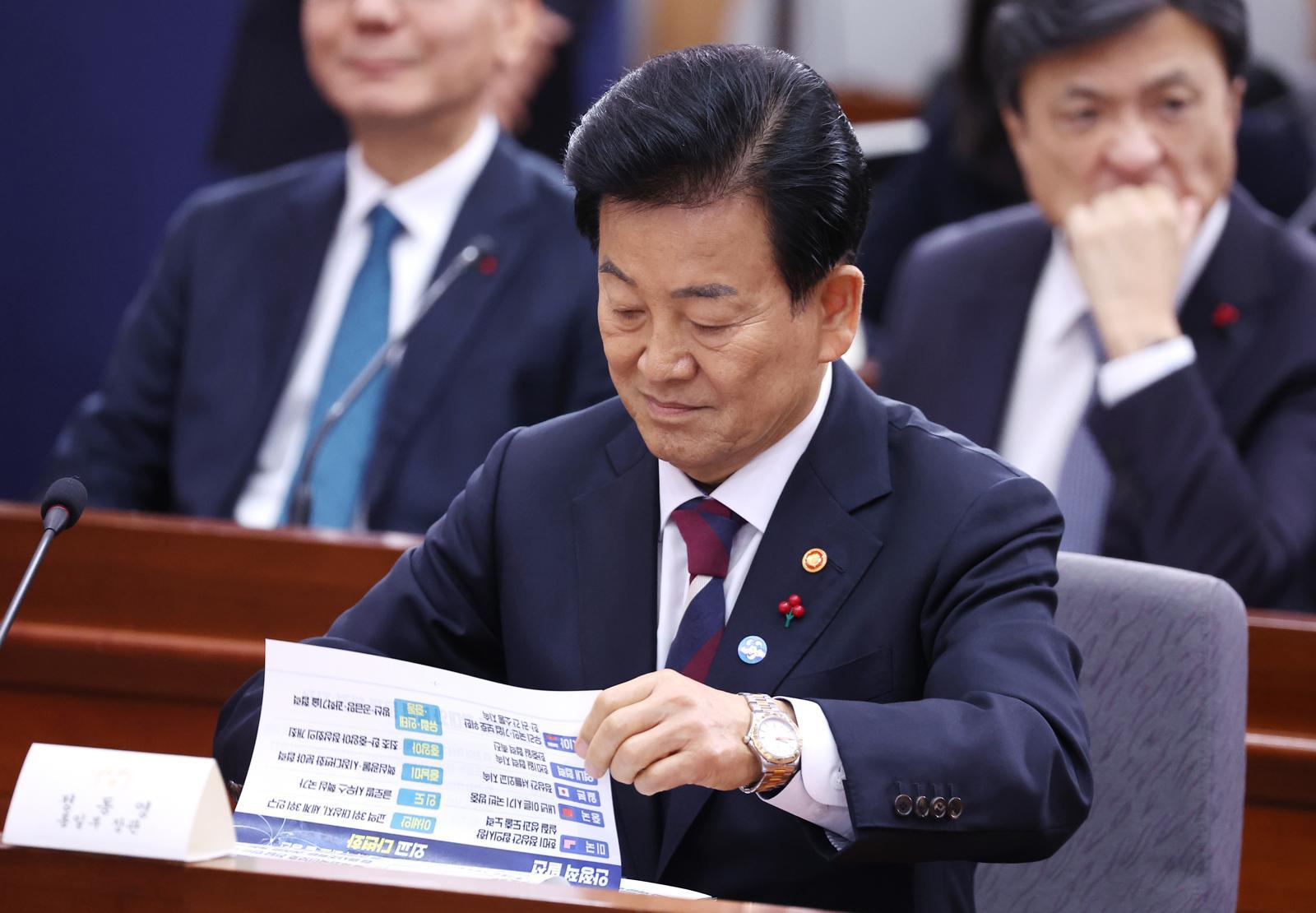 정동영 통일부 장관이 19일 서울 종로구 정부서울청사 별관에서 열린 외교부(재외동포청)·통일부 업무보고에서 자료를 살펴보고 있다. 2025.12.19.대통령실통신사진기자단