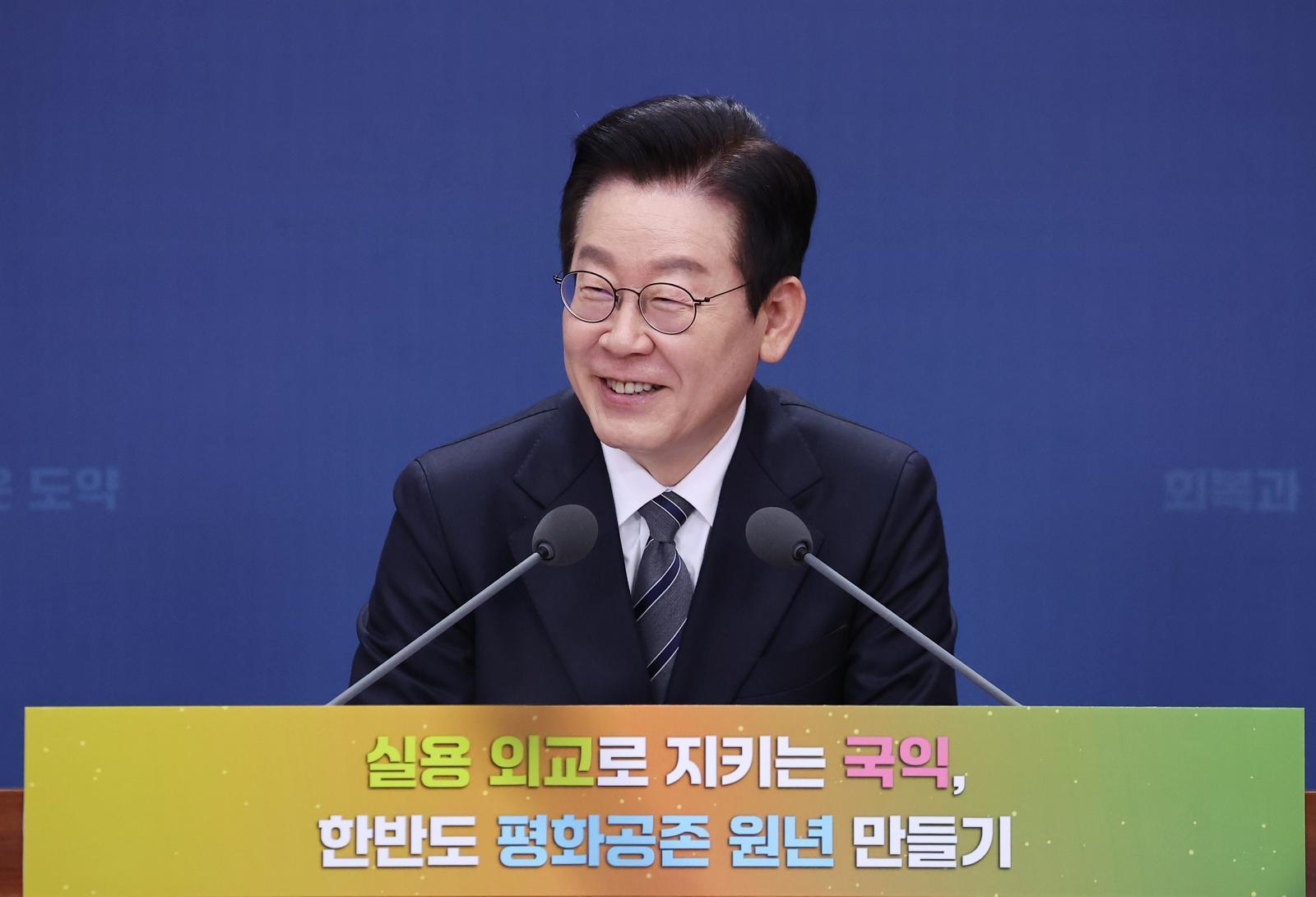 이재명 대통령이 19일 서울 종로구 정부서울청사 별관에서 열린 외교부(재외동포청)·통일부 업무보고에서 발언하고 있다.  2025.12.19.대통령실통신사진기자단