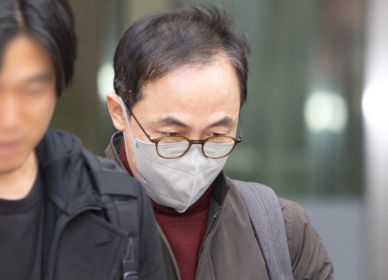 김오진 전 국토교통부 1차관이 16일 오후 서울 서초구 서울중앙지방법원에서 열린 구속 전 피의자 심문(영장실질심사)를 마친 뒤 법정을 나서고 있다.   윤석열 전 대통령 정부 당시 대통령실 이전 TF 1분과 소속이었던 김 전 차관은 윤 전 대통령 부부의 한남동 관저 이전 과정에서 자격 없는 신생 소규모 업체 또는 김건희 여사의 전시 기획사인 코바나컨텐츠 전시회에 후원금을 냈던 업체들이 공사를 수주하게 해준 특혜 의혹을 받고 있다. 2025.12.16. [서울=뉴시스]