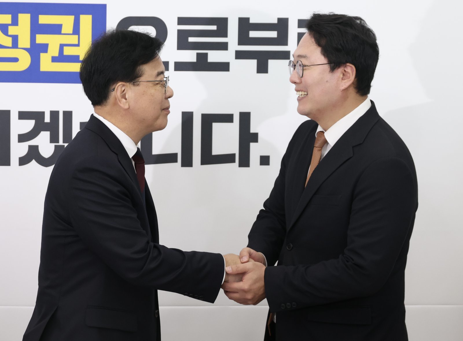 송언석 국민의힘 원내대표와 천하람 개혁신당 원내대표가 17일 오전 서울 여의도 국회에서 ‘통일교 특검‘관련 회동 전 악수를 하고 있다. 2025.12.17. [서울=뉴시스]