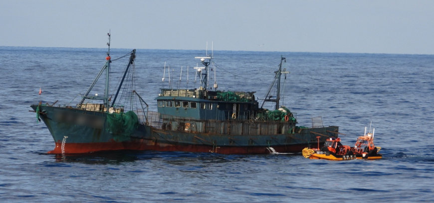 목포해경 3015함 검색팀이 18일 오후 1시쯤 전남 신안군 가거도 해상에서 무허가 어업활동 등을 한 중국 어선을 나포하고 있다. (목포해경 제공)