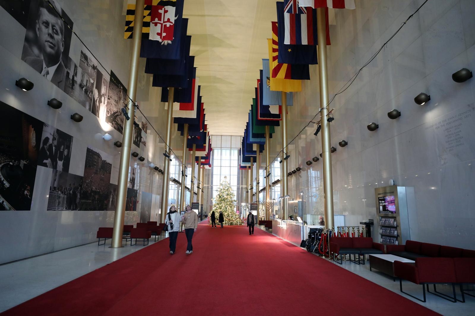 워싱턴 D.C.에 있는 존 F. 케네디 기념 공연예술센터 로비를 방문객들이 지나가고 있다. [AP/뉴시스]