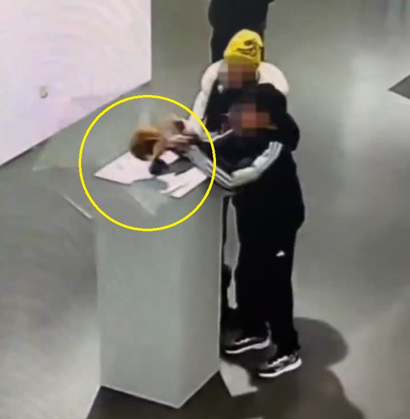 아이로 인해 떨어지는 4억원대 금관. X(구 트위터) 캡처