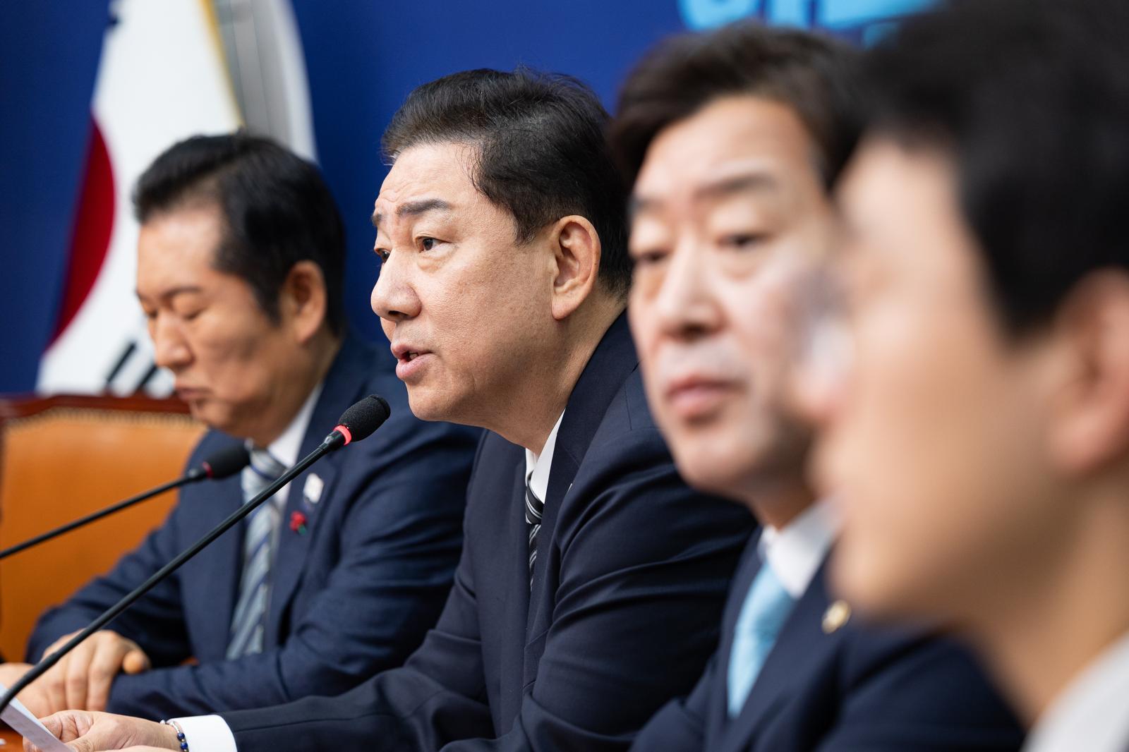 김병기 더불어민주당 원내대표가 19일 서울 여의도 국회에서 열린 최고위원회의에서 모두 발언을 하고 있다. 2025.12.19/뉴스1