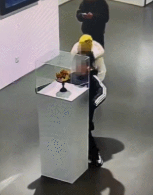 중국 베이징 박물관에서 어린아이가 4억 원대 순금 왕관을 떨어뜨리는 사고가 발생했다. 왕관 소유주는 아이에게 법적 책임을 묻지 않겠다고 밝혔다. X(구 트위터) 캡처