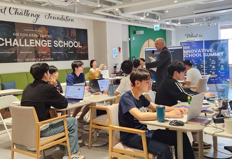 넥스트챌린지스쿨 학생들이 미네르바 대학 조나단 파워 교수의 수업을 듣고 있다 / 출처=넥스트챌린지스쿨