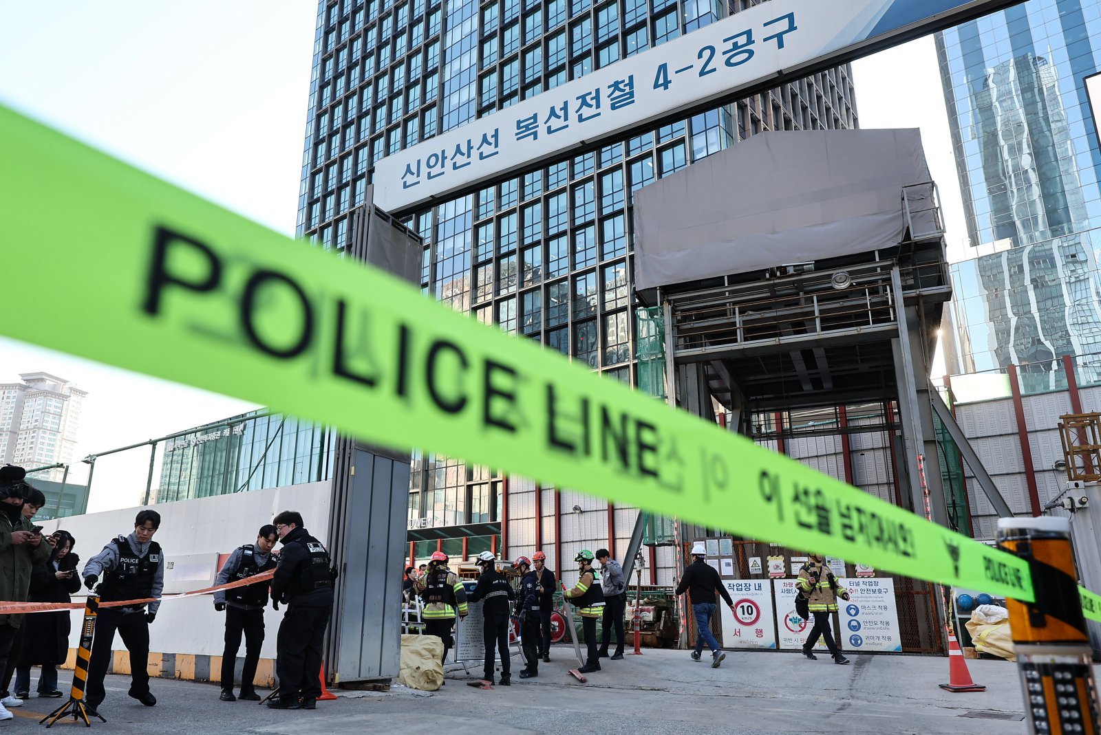 18일 오후 1시 22분쯤 서울 여의도 신안산선 복선전철 지하 공사 현장에서 사고가 발생해 소방대원과 경찰이 사고 수습을 하고 있다. 이번 사고로 최소 2명이 다쳤으며 소방 당국은 장비 23대와 인력 88명을 동원해 사고 현장을 수습하고 있다.2025.12.18/뉴스1