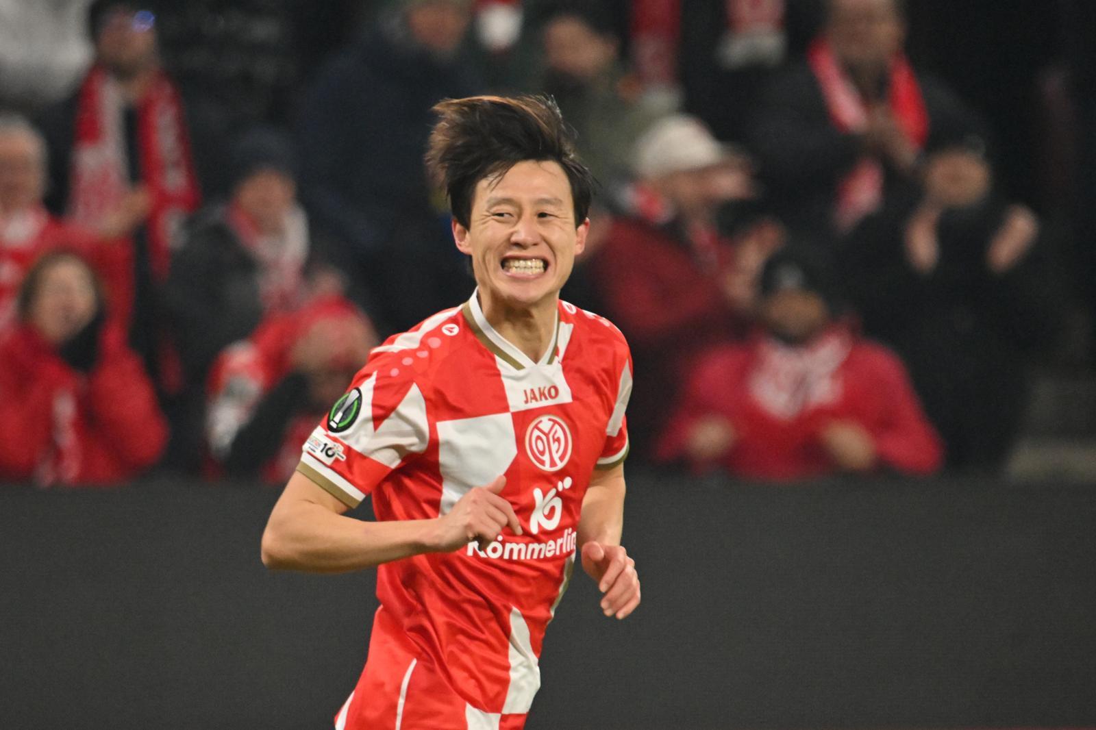 마인츠의 이재성이 17일(현지 시간) 독일 마인츠의 메바 아레나에서 열린 2025-26 유럽축구연맹(UEFA) 콘퍼런스리그(UECL) 리그 페이즈 6차전 삼순스포르(튀르키예)와 경기하고 있다. 이재성은 89분을 소화하며 1도움과 페널티킥을 유도, 팀의 2-0 승리에 기여했고, 마인츠는 구단 역사상 처음으로 유럽대항전 16강에 올랐다. 2025.12.19 [마인츠=AP/뉴시스]