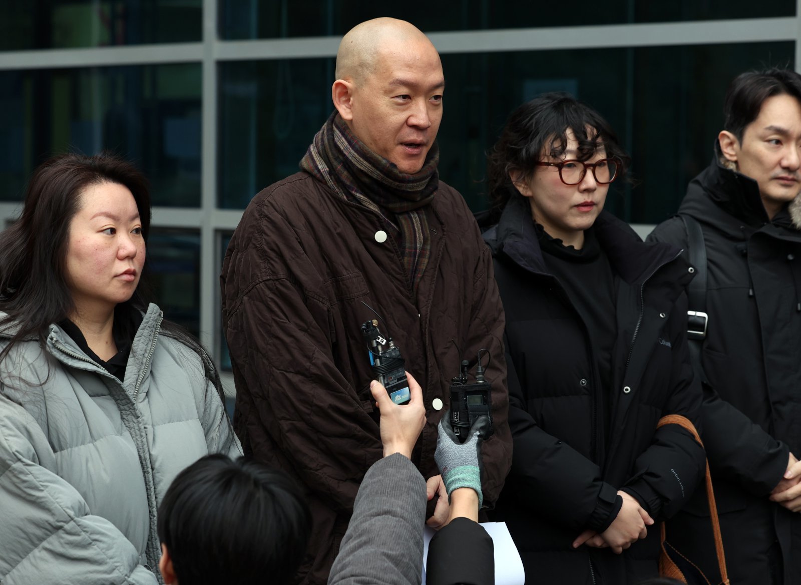 의료법 위반 혐의를 받고 있는 김도윤 타투유니온지회 지회장이 19일 오전 서울 도봉구 서울북부지방법원에서 열린 항소심 선고 공판을 마친 후 기자회견을 하고 있다. 2025.12.19. [서울=뉴시스]