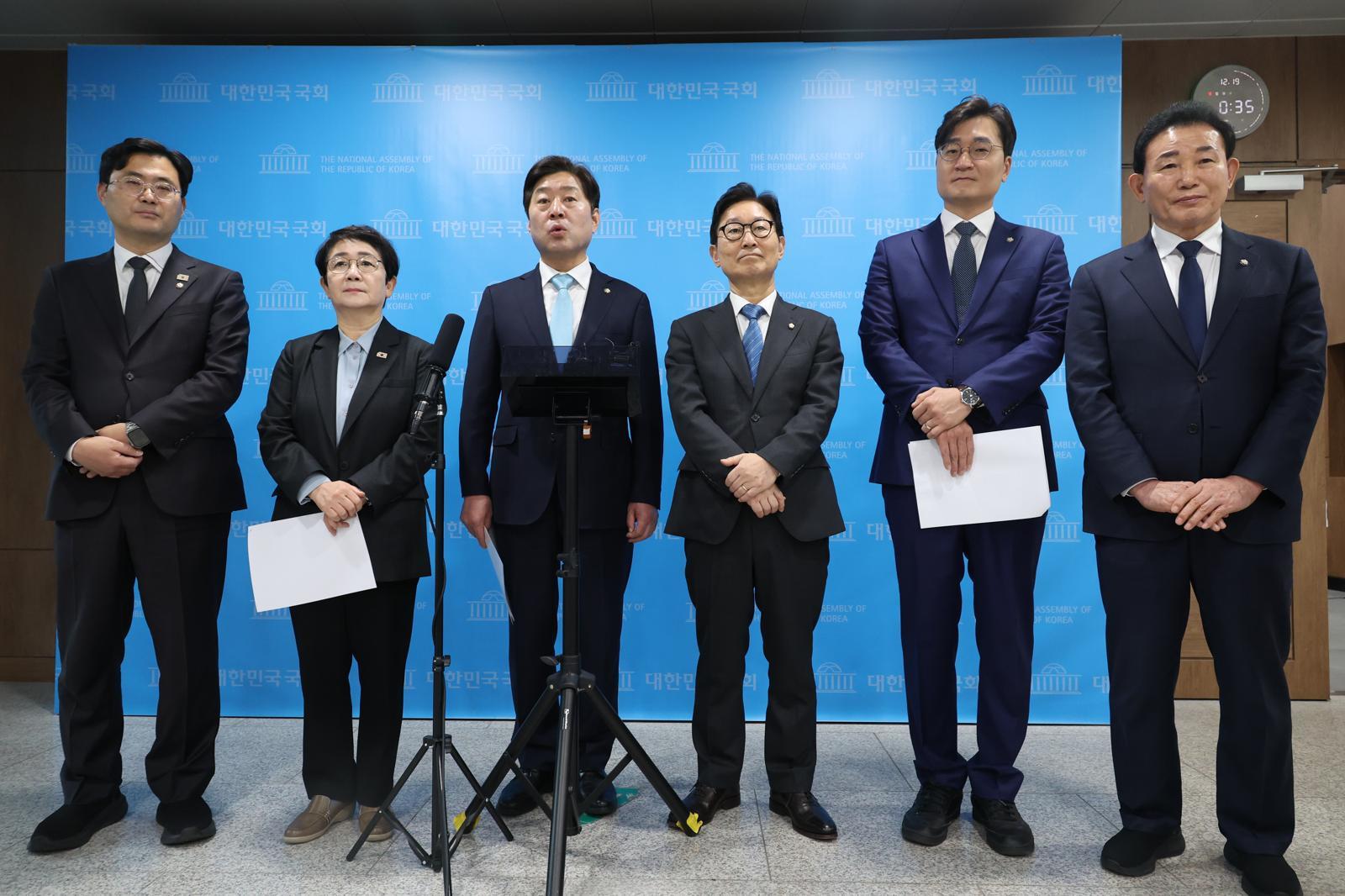 황명선 더불어민주당 대전충남특별시 추진단 상임위원장이 19일 오전 서울 여의도 국회 소통관에서 열린 대전충남특별시 추진 관련 기자회견을 마치고 취재진의 질문에 답변하고 있다. 2025.12.19. 뉴시스