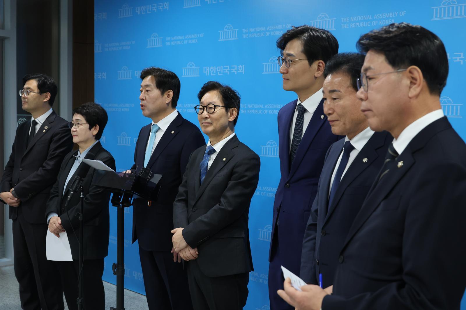 황명선 더불어민주당 대전충남특별시 추진단 상임위원장이 19일 오전 서울 여의도 국회 소통관에서 열린 대전충남특별시 추진 관련 기자회견을 마치고 취재진의 질문에 답변하고 있다. 2025.12.19. 뉴시스